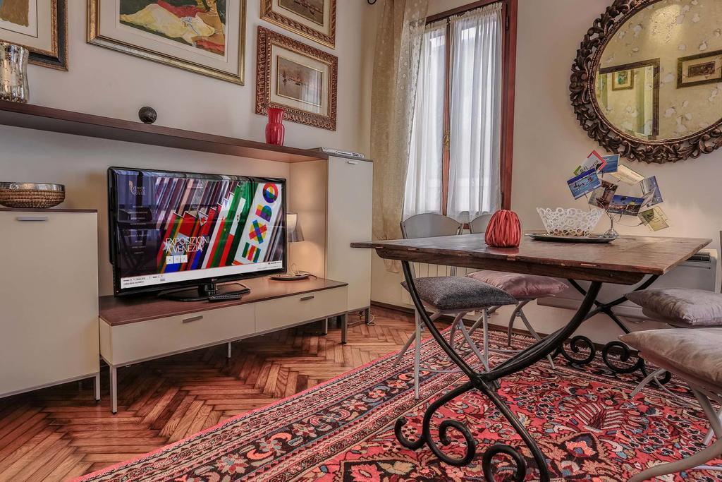 Venice Dream House Room photo