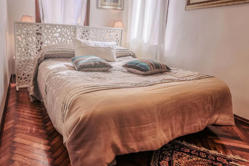 Venice Dream House Room photo