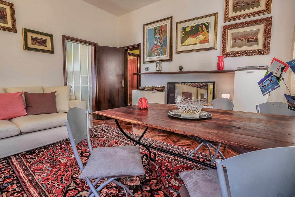 Venice Dream House Room photo